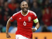 Ashley Williams, kapitn Walesu, se raduje z vyrovnvac trefy do st Belgie.