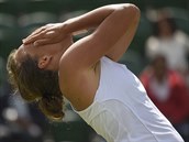 NEDAŘÍ SE. Barbora Strýcová ve 3. kole Wimbledonu nestačila na Jekatěrinu...