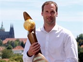Petr Čech pózuje se svým jubilejním desátým Zlatým míčem.