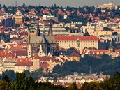 Zajímavý výhled z majáku na Pražský hrad s katedrálou sv. Víta, za ní mohutný...