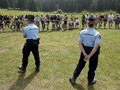 Policist dohlej na divky sedm etapy Tour de France.