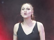 Lenka Dusilová jako host kapely Lucie (Stadion Eden, Praha, 1. července 2016)