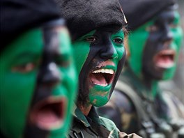 ENSKÁ SÍLA. Venezuelské vojaky na pehlídce k 205. výroí nezávislosti zem v...