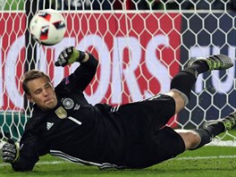 Manuel Neuer bhem penaltovho rozstelu v zpase Nmecka s Itli.