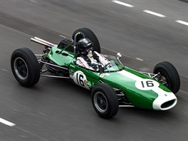 Prjezd cílovou rovinkou v podání Johna Romana - Brabham BT11 (Climax) (1964)