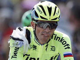 POTLUENÝ. Alberto Contador dojídí do cíle úvodní etapy Tour de France, na...