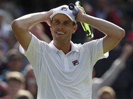 PEKVAPEN. Sam Querrey ve Wimbledonu vyadil trojnsobnho vtze Novaka...