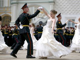 TANEC. Mladí rutí kadeti taní waltz bhem svých promocí v moskevském Kremlu....