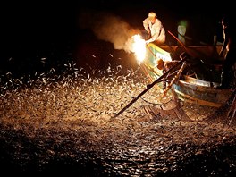 LOV. Rybá se ve mst Nová Tchaj-pej na Tchaj-wanu snaí pomocí plamen a síry...