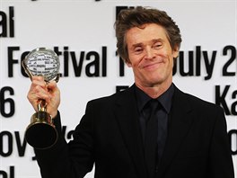 Willem Dafoe pzuje s Kilovm glbem, kter pevzal z rukou Jiho Bartoky...