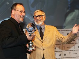 Jean Reno přebírá Cenu prezidenta festivalu (4. července 2016).