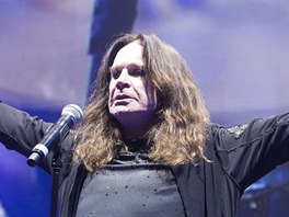 Ozzy Osbourne b�hem koncertu Black Sabbath v pra�ské O2 aren�. (30. �ervna 2016)