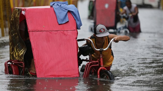 Tajfun Nepartak se prohnal nejprve pes Filipny, kde zpsobil lokln zplavy. Pot zamil na Tchaj-wan. (8. 7. 2016)