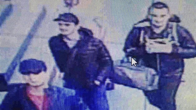 Muži podezřelí z teroristického útoku na istanbulském letišti na záběrech bezpečnostních kamer (28. června 2016)
