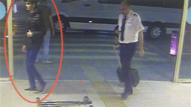 Muž podezřelý z teroristického útoku na istanbulském letišti na záběrech bezpečnostních kamer (28. června 2016)