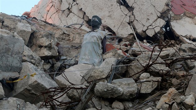 Figurna v troskch Aleppa (5. ervence 2016)