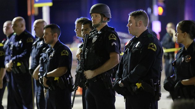 Policisté v centru Dallasu, kde snipeři zastřelili pět jejich kolegů (8. července 2016)