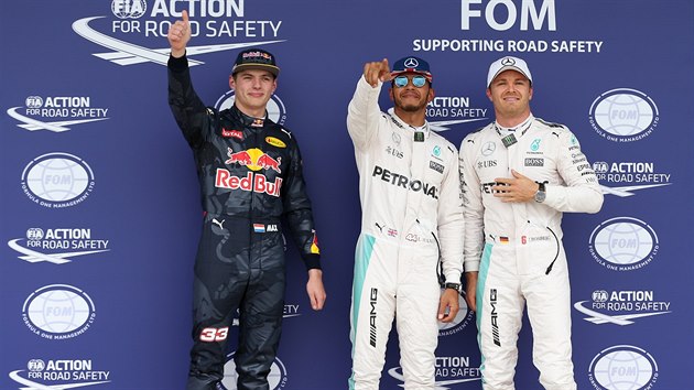 Po kvalifikaci na Velkou cenu Britnie se usmvaj Max Verstappen, Lewis Hamilton a Nico Rosberg (zleva).
