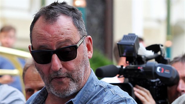 Francouzsk herec Jean Reno pijel na karlovarsk filmov festival.