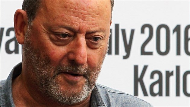 Francouzsk herec Jean Reno pijel na karlovarsk filmov festival.