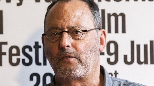 Francouzsk herec Jean Reno pijel na karlovarsk filmov festival.