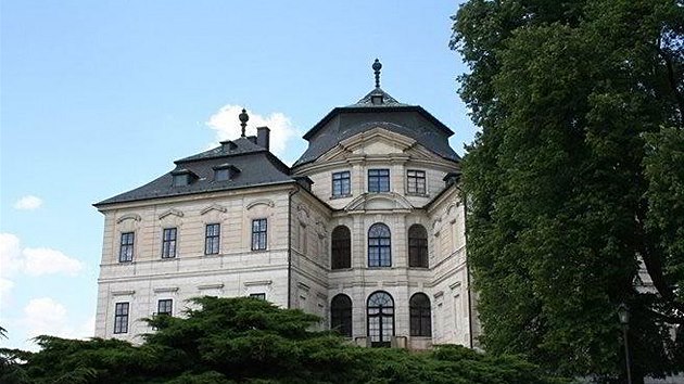 Karlovu Korunu navrhl Jan Bla�ej Santini, po jeho smrti ji dokon�il Franti�ek Maxmili�n Ka�ka.