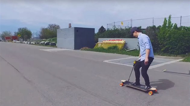 Speciln elektrifikovan skateboardy jsou moc drah, tento podte doslova za pr korun.