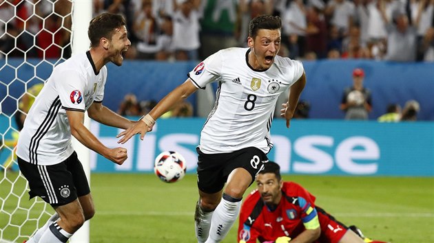 Německá radost z vedoucího gólu. S Mesutem Özilem (vpravo) se raduje Jonas Hector, jenž asistoval.