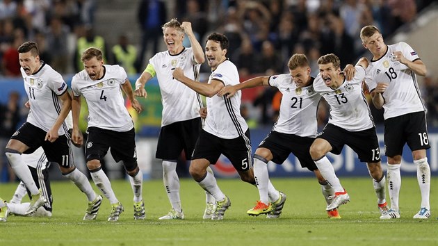 JSME TAM! Fotbalisté Německa běží slavit po rozhodující penaltě, kterou proměnil Jonas Hector.