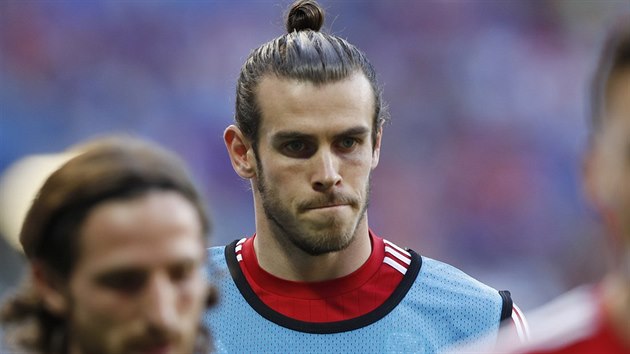 HVZDA WALESU. Gareth Bale se rozcviuje ped semifinle s Portugalskem.