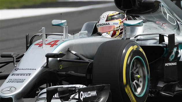 Lewis Hamilton s Mercedesem bhem kvalifikace na Velkou cenu Britnie.