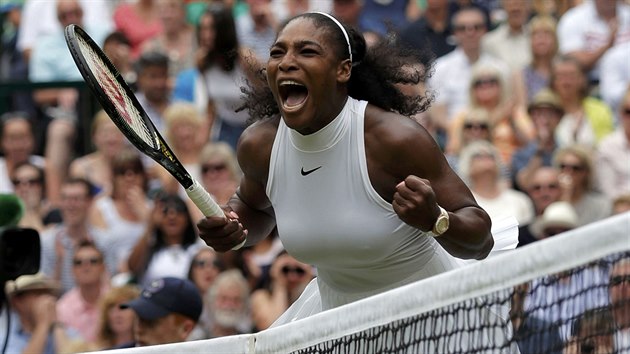 Americk tenistka Serena Williamsov se ve finle Wimbledonu proti Angelique Kerberov raduje z vtznho deru.