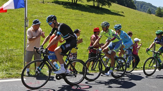 esk zvodnk Roman Kreuziger v ziv lutm dresu Tinkoffu jede v osm etap Tour de France za Chrisem Froomem.