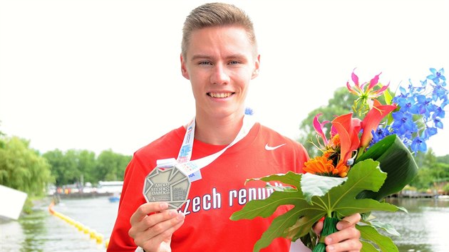 Český reprezentant Pavel Maslák se stříbrnou medailí, kterou získal v běhu na 400 metrů na mistrovství Evropy v Amsterdamu.