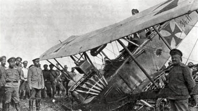 Ruští vojáci u sestřeleného rakouského pozorovacího dvojplošníku Aviatik B.II v době Brusilovovy ofenzívy