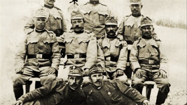 František Černý (v prostřední řadě druhý zleva, označen hvězdičkou) se svými spolubojovníky