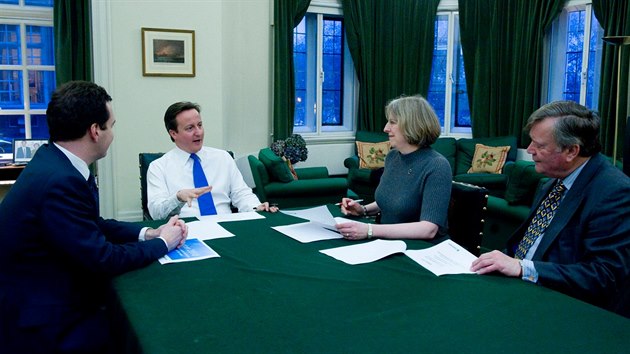 Stnov ministr financ George Osbourne (vlevo), pedseda konzervativc David Cameron, stnov ministryn vnitra Theresa Mayov a stnov ministr pro obchod Kenneth Clarke diskutuj nad nvrhem rozpotu. Snmek pochz z roku 2010.