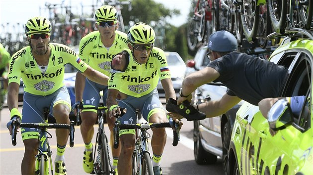 PO PDU. Potluen Alberto Contador, kter pi pdu ztratil tretru, se sna dostat zptky do zvodu.