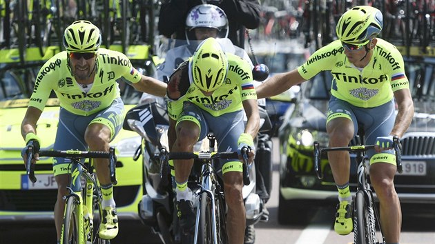 POMOC KAPITNOVI. Spoluprce jezdc stje Tinkoff, jej ldr Alberto Contador (uprosted) ml v vodn etap Tour de France pd.