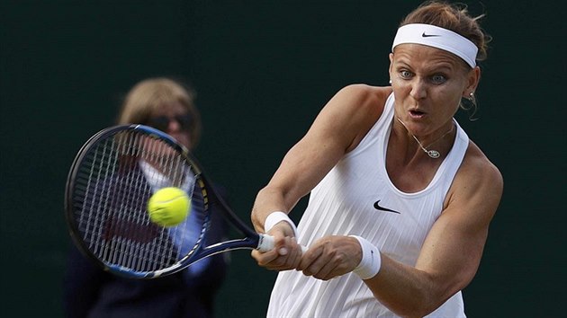 Lucie �af��ov� ve Wimbledonu v z�pase proti Jan� �epelov�.