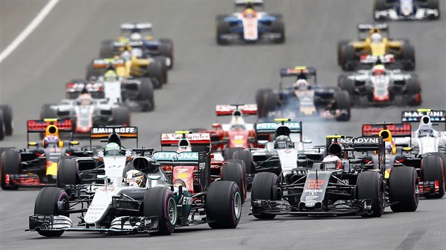 PO STARTU. Lewis Hamilton s mercedesem v ele Velk ceny Rakouska.