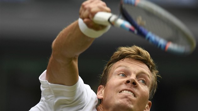 PODN. Tom Berdych servruje ve wimbledonskm utkn proti Alexanderu Zverevovi.