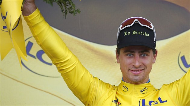 VE �LUT�M. Peter Sagan, v�t�z 2. etapy Tour, se p�evl�kl do �lut�ho dresu.