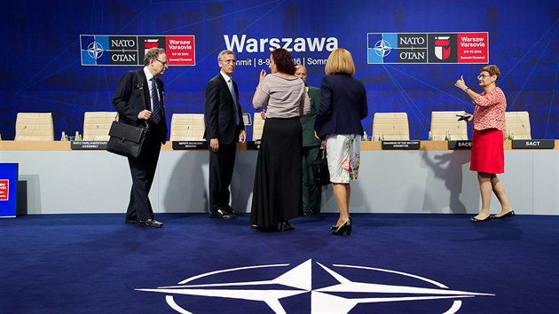 Generln tajemnk NATO Jens Stoltenberg (druh zleva) kontroluje hlavn jednac sl summitu ve Varav