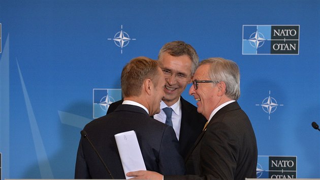 f Evropsk rady Donald Tusk, generln tajemnk NATO Jens Stoltenberg a pedseda Evropsk komise Jean-Claude Juncker po podpisu dohody mezi NATO a EU o prohlouben spoluprce