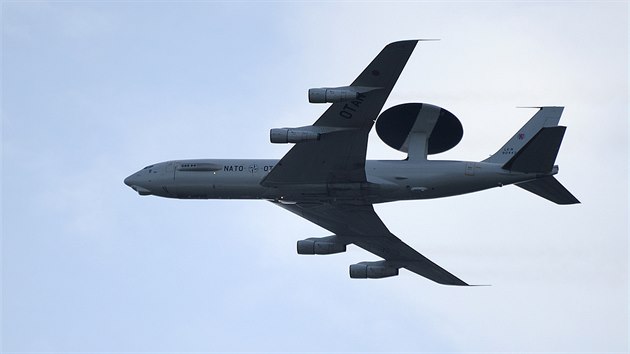 Letoun AWACS prolt nad djitm summitu NATO ve Varav