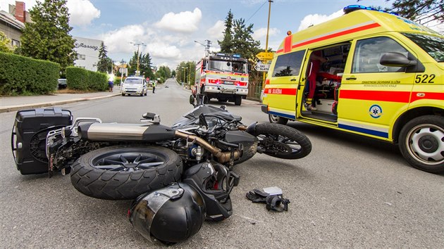 Nehoda motocyklu s automobilem se stala na Dukelské ulici v Bílovci na Novojičínsku. (3. července 2016)