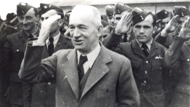 Prezident Edvard Bene na nvtv 311. bombardovac skvadrony v srpnu 1940, Helma stoj vpravo od Benee.