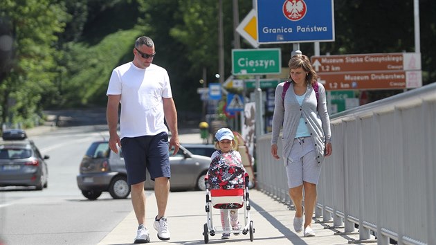 Eva Gembická s Danielem Matouškem a dcerkou přecházejí přes most Svobody v Českém Těšíně. (4. července 2016)