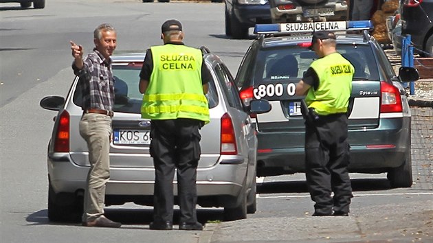 Polští celníci kontrolují jednoho řidiče nedaleko mostu Svobody v Českém Těšíně. (4. července 2016)